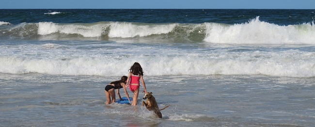 Sunday afternoon at Nobbys Beach, Port Macquarie
