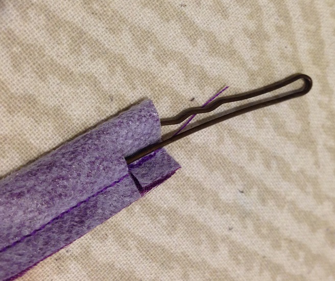 Turning narrow straps with a bobbin pin