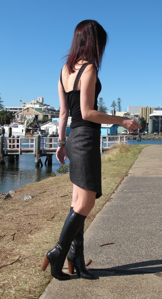 see - this skirt fits really well but the stupid fabric just does horrid stuff when you move. It's not 'very agreeable' regardless of how cool it looks.