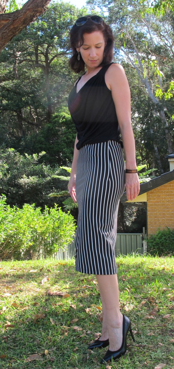 The Taylor Skirt sides are shaped with a dart. There is no side seam.