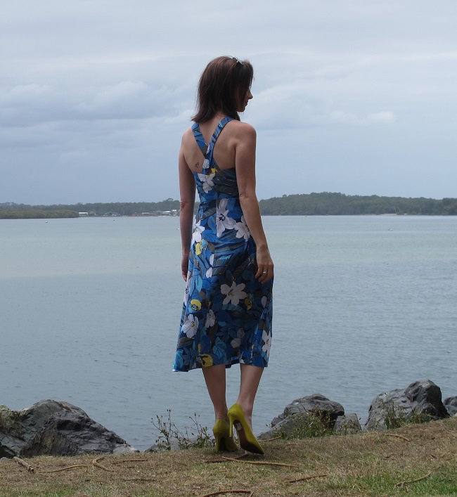 A pretty cross-over back strap detail.