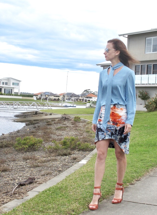 Vogue 9204 - high neck tie